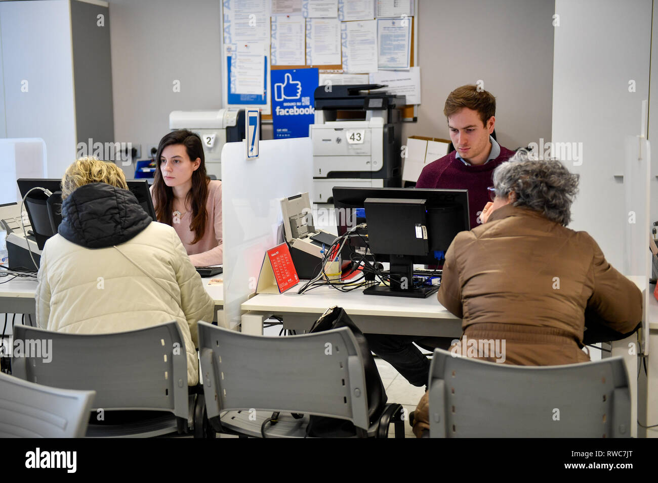 Foto Claudio Furlan /Lapresse 06-03-2019 Milano primo giorno per la richiesta del reddito di cittadinanza Nella foto : la sede Acli di Corso Europa Banque D'Images