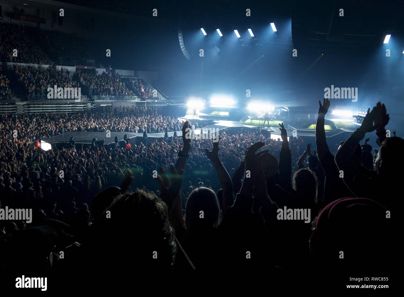 San Diego, Californie, USA. 5e Mar, 2019. 5 mars 2019 - San Diego, Californie, USA - Fans acclamer comme le groupe de rock anglais Muse jouer un concert sur leur théorie Simulation World Tour à l'Arène Pechanga. Credit : KC Alfred/ZUMA/Alamy Fil Live News Banque D'Images