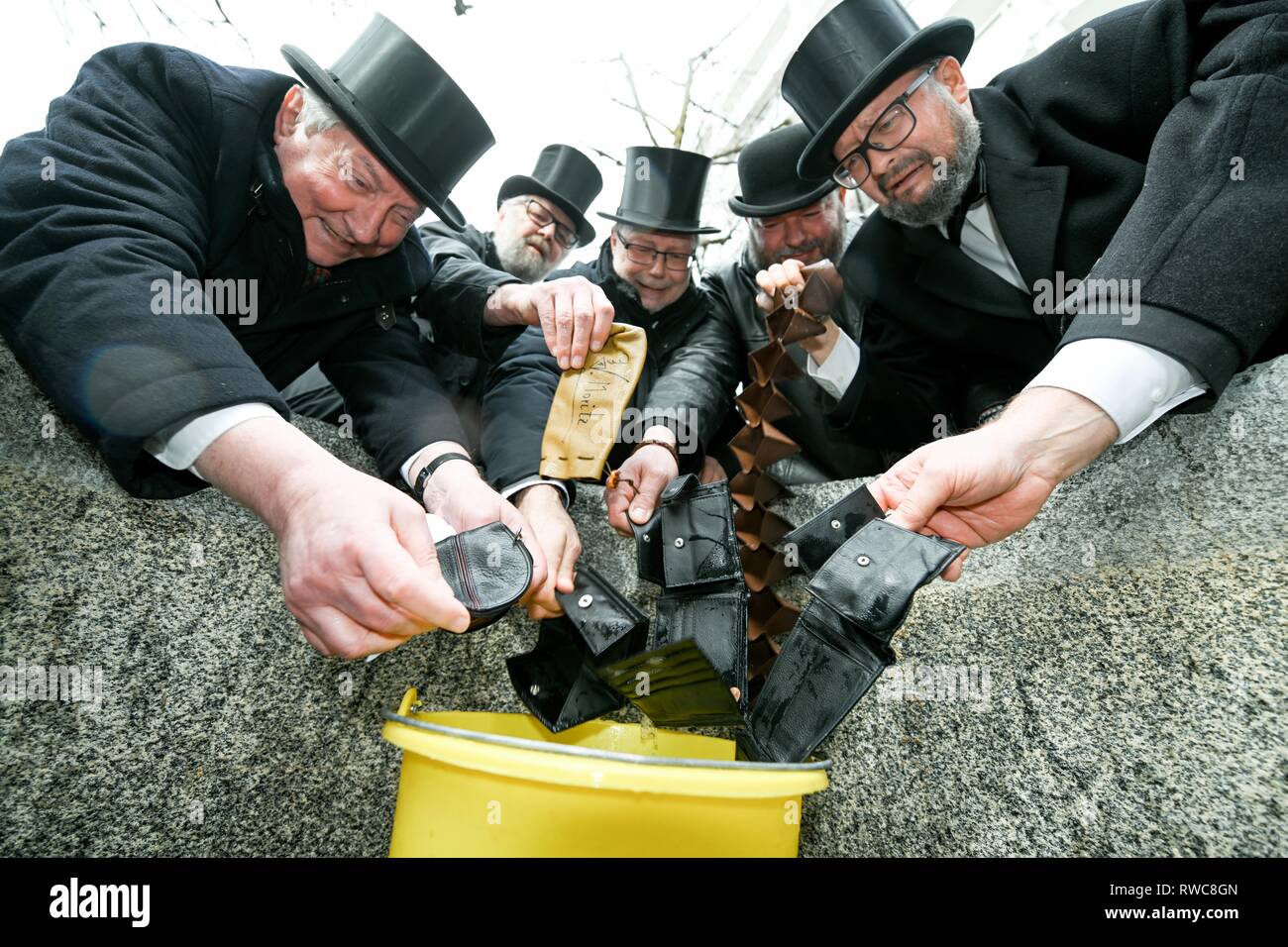 Friedrichshafen, Allemagne. 08Th Mar, 2019. Deuil imbéciles en queue avec manteaux et chapeaux haut-de-cry après le traditionnel sac de blanchisserie le passé carnaval. Après la douane, les imbéciles laver leur portefeuille sur le Mercredi des Cendres dans la fontaine de la ville de Friedrichshafen Hofen. Crédit : Felix Kästle/dpa/Alamy Live News Banque D'Images