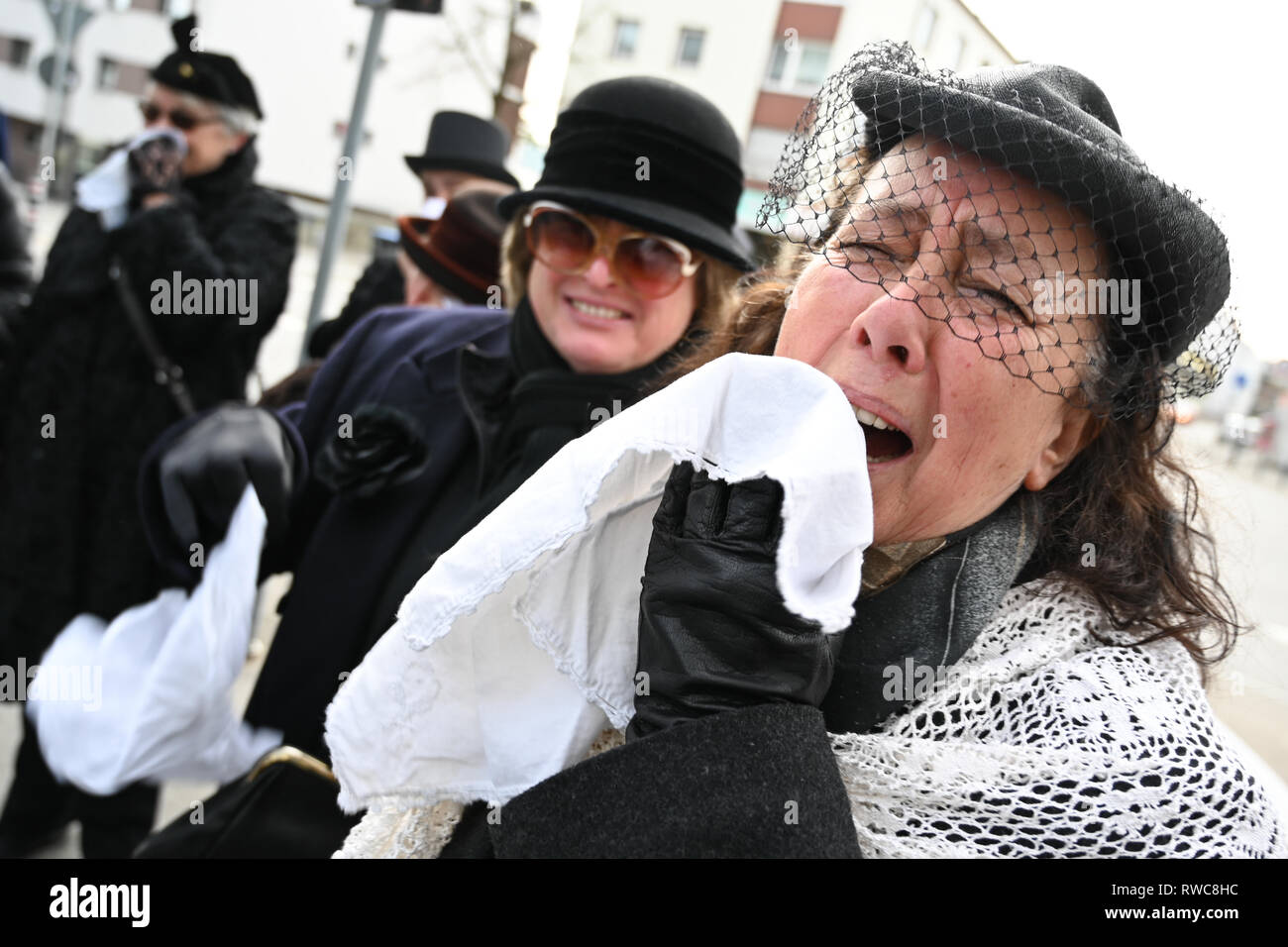 Friedrichshafen, Allemagne. 08Th Mar, 2019. Deuil fools avec mouchoirs dans leurs mains pleurer après le traditionnel sac de blanchisserie le passé carnaval. Après la douane, les imbéciles laver leur portefeuille sur le Mercredi des Cendres dans la fontaine de la ville de Friedrichshafen Hofen. Crédit : Felix Kästle/dpa/Alamy Live News Banque D'Images