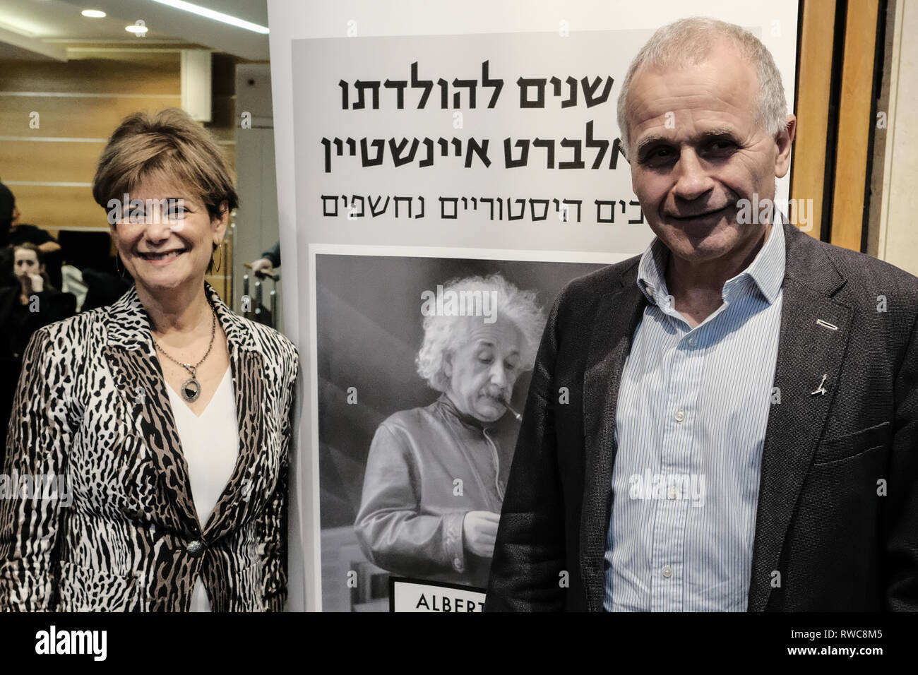 Jérusalem, Israël. 6 mars, 2019. Albert Einstein's cousin, KAREN CORTELL REISMAN (L), en provenance de Dallas, au Texas, pour participer à une célébration de son cousin, est accueilli par le président de l'Université Hébraïque, ASHER COHEN (R). Le 140e anniversaire d'Albert Einstein, l'Université hébraïque de Jérusalem a dévoilé récemment fait don de 110 pages manuscrites d'Einstein, à la fois personnelle et scientifique, que de faire la lumière sur la vie et l'époque de la scientifique, à une conférence de presse sur le Campus Givat Ram Safra à Jérusalem. Credit : Alon Nir/Alamy Live News Banque D'Images