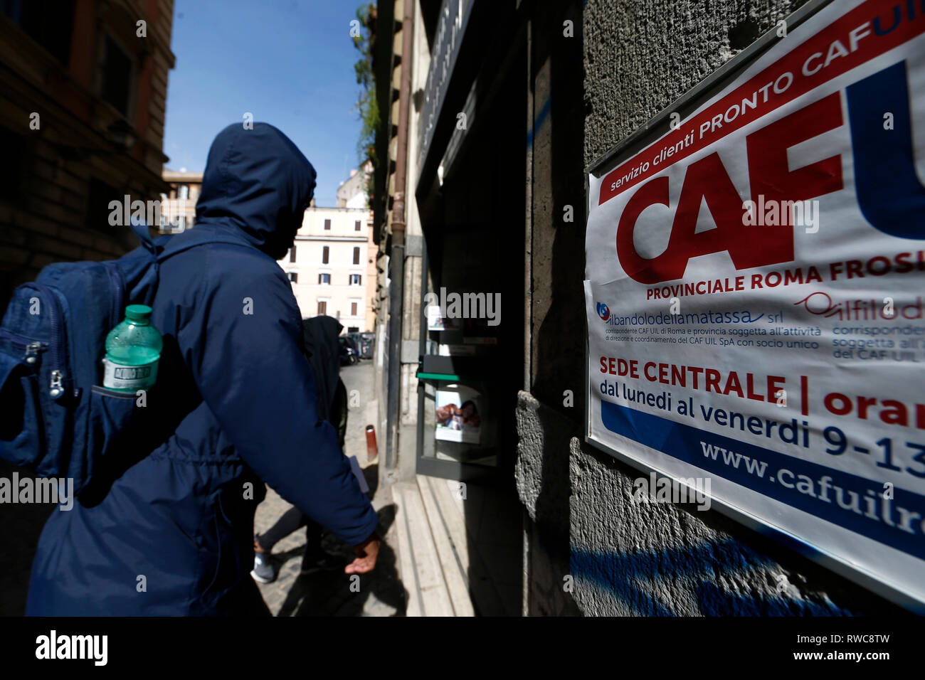 Foto Cecilia Fabiano - LaPresse 06-03-2019 Roma ( Italia ) Cronaca : reddito di cittadinanza Nella foto : fac Photo Cecilia Fabiano - LaPresse du 06 mars 2019 Rome ( Italie ) News : salaire social dans le pic : caf Banque D'Images