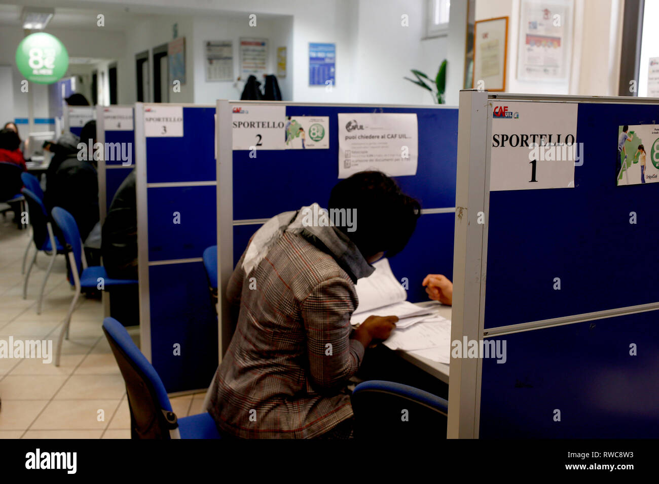 Foto Cecilia Fabiano - LaPresse 06-03-2019 Roma ( Italia ) Cronaca : reddito di cittadinanza Nella foto : fac Photo Cecilia Fabiano - LaPresse du 06 mars 2019 Rome ( Italie ) News : salaire social dans le pic : caf Banque D'Images