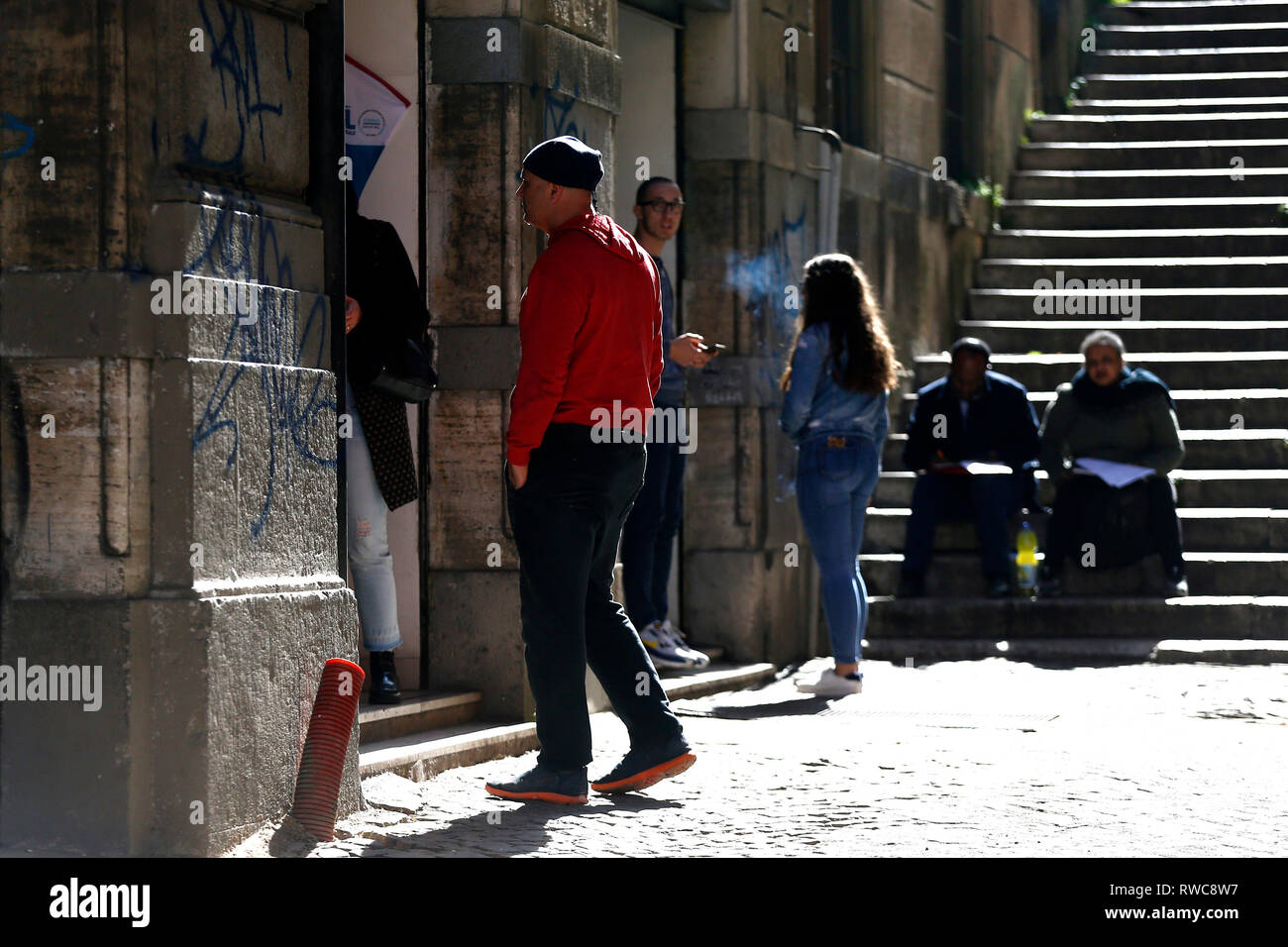 Foto Cecilia Fabiano - LaPresse 06-03-2019 Roma ( Italia ) Cronaca : reddito di cittadinanza Nella foto : fac Photo Cecilia Fabiano - LaPresse du 06 mars 2019 Rome ( Italie ) News : salaire social dans le pic : caf Banque D'Images