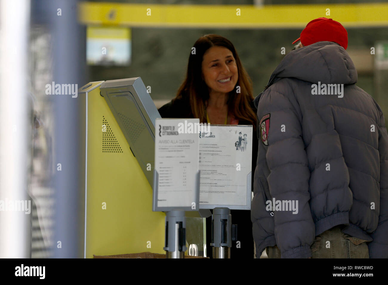 Foto Cecilia Fabiano - LaPresse 06-03-2019 Roma ( Italia ) Cronaca : reddito di cittadinanza Nella foto : poste Photo Cecilia Fabiano - LaPresse du 06 mars 2019 Rome ( Italie ) News : salaire social dans le bureau de poste : pic Banque D'Images