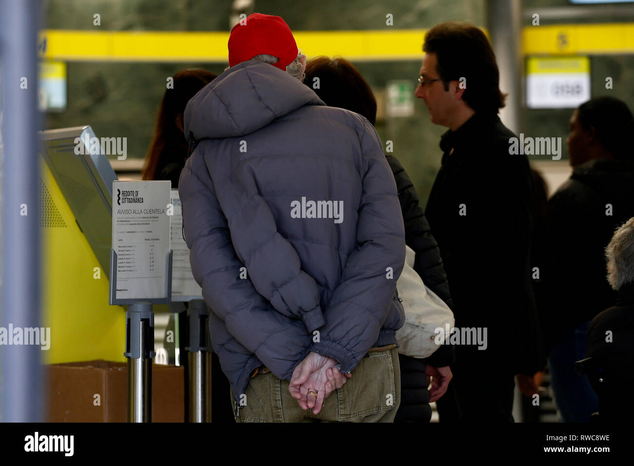 Foto Cecilia Fabiano - LaPresse 06-03-2019 Roma ( Italia ) Cronaca : reddito di cittadinanza Nella foto : poste Photo Cecilia Fabiano - LaPresse du 06 mars 2019 Rome ( Italie ) News : salaire social dans le bureau de poste : pic Banque D'Images