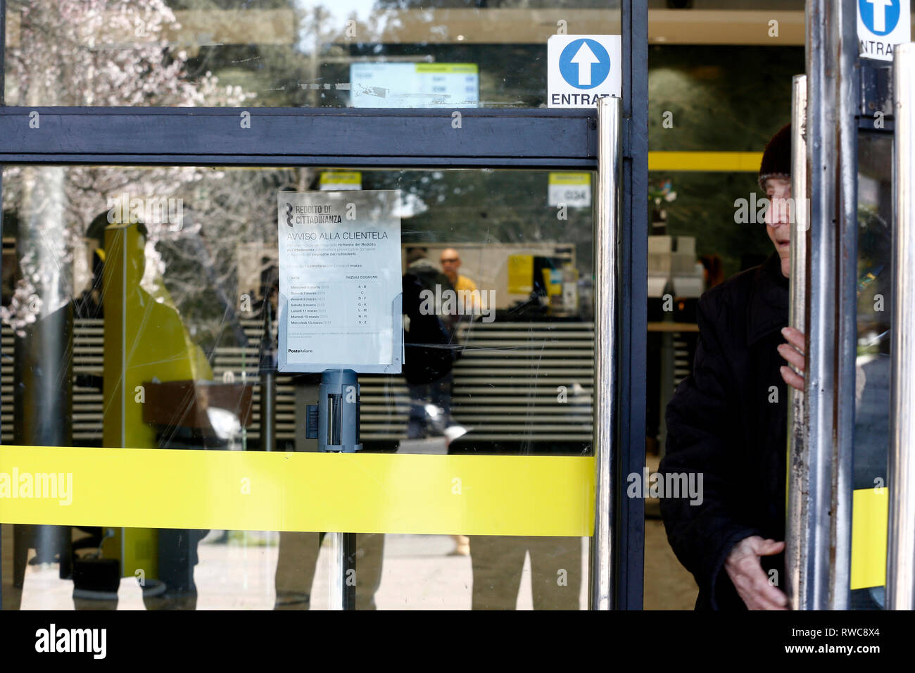 Foto Cecilia Fabiano - LaPresse 06-03-2019 Roma ( Italia ) Cronaca : reddito di cittadinanza Nella foto : poste Photo Cecilia Fabiano - LaPresse du 06 mars 2019 Rome ( Italie ) News : salaire social dans le bureau de poste : pic Banque D'Images