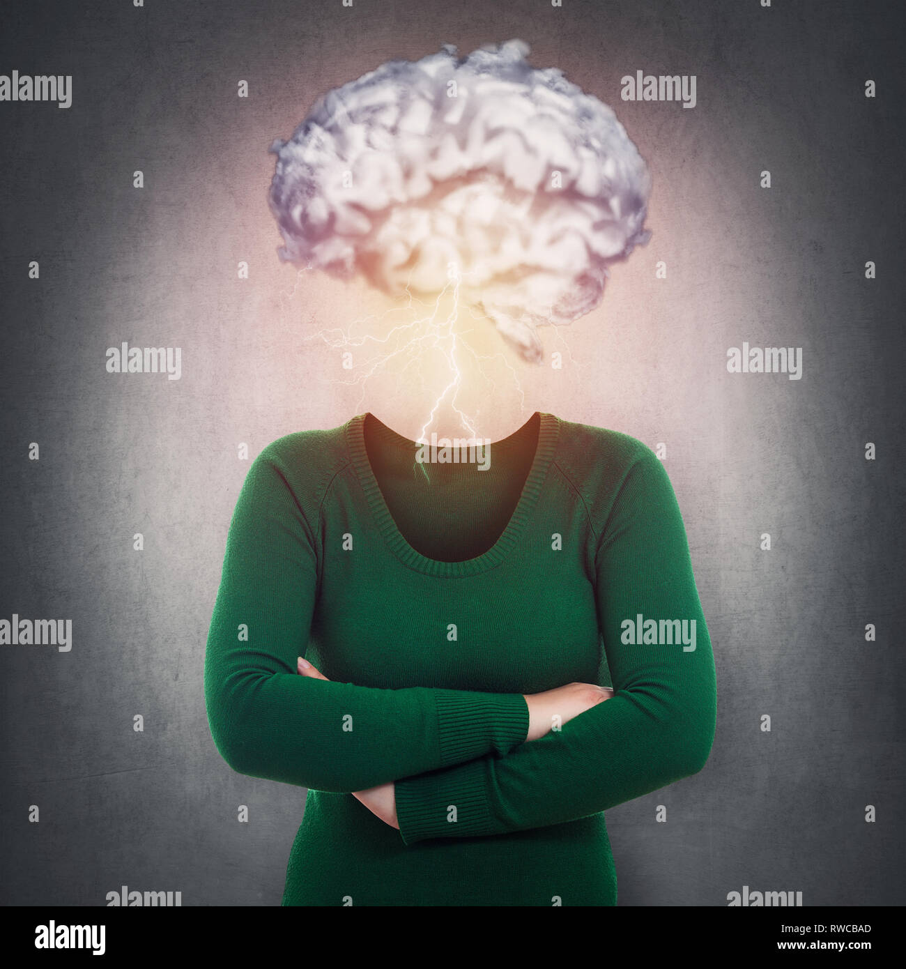 Concept de remue-méninges comme femme a face invisible en forme de nuage et cerveau au lieu de tête. Introverti incognito masquer l'identité. La tête dans les nuages personne ainsi Banque D'Images