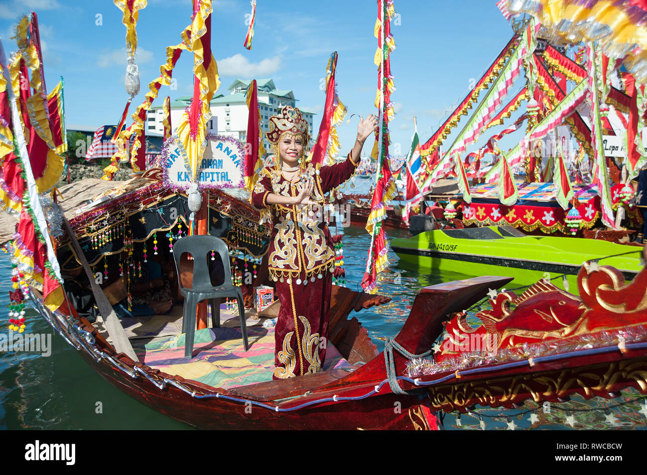 Semporna Sabah Malaisie - Apr 22, 2016 : Lady Bajau dansant sur bateau traditionnel appelé Lepa Lepa décorées de couleurs connues sous le voile du Sambulayang Banque D'Images