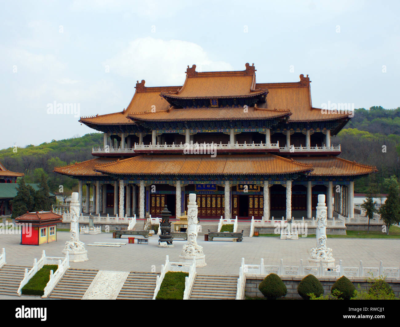 Palais du Bouddha de Jade (Jade Buddha Garden ou Temple du Bouddha de Jade). Parc du Bouddha de Jade, Anshan, province de Liaoning, Chine, Asie. Banque D'Images