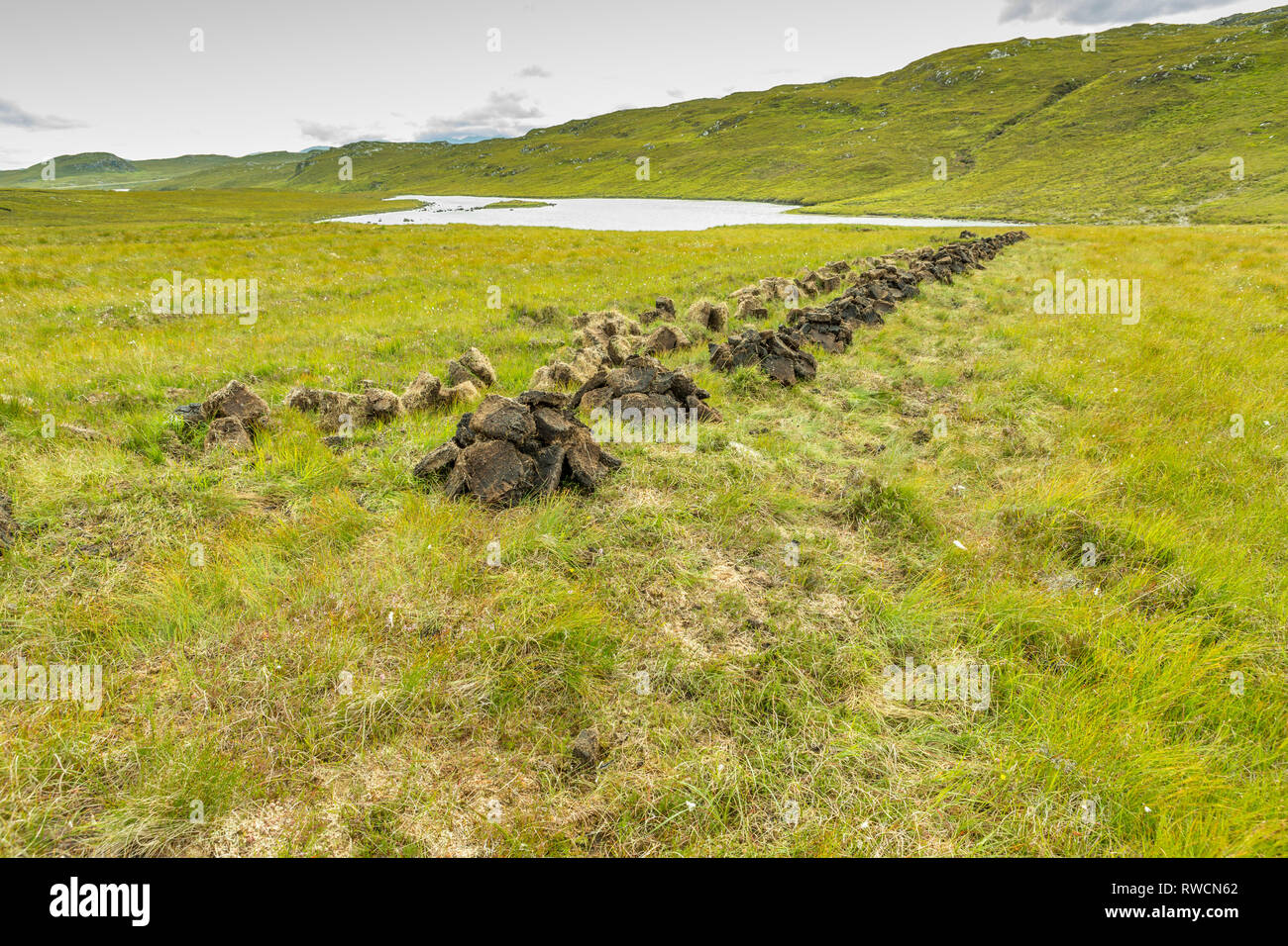 La récolte de tourbe fumé pour la production de whisky en Ecosse Banque D'Images