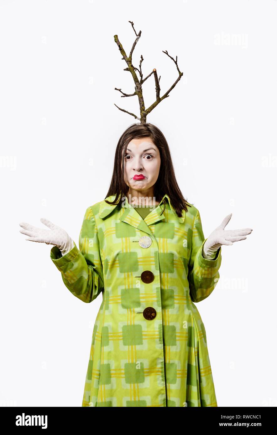 Happy Clown debout en costume et une branche se développe à partir de sa tête, isolé sur fond blanc. Banque D'Images