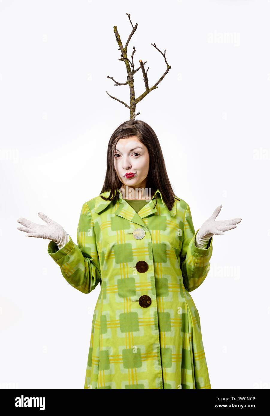 Happy Clown debout en costume et une branche se développe à partir de sa tête, isolé sur fond blanc. Banque D'Images