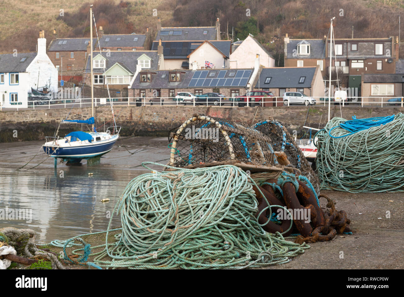 Équipement de pêche se trouve sur le quai dans le village côtier de Gourdon dans le nord-est de l'Ecosse Banque D'Images