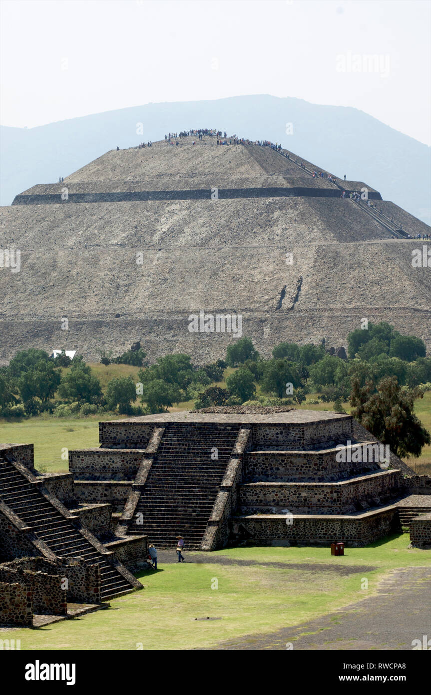 Pyramide du soleil dans la distance perçue à partir de la pyramide de la lune à Teotihuacan dans la vallée de Mexico au Mexique Banque D'Images