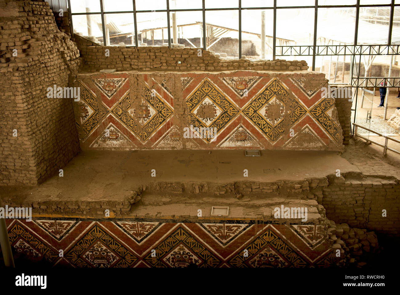 Frises multicolores avec des motifs représentant des dieux Moche et figures zoomorphes. Huacas del Sol et Luna site archéologique. Trujillo, Pérou. Jul 2018 Banque D'Images