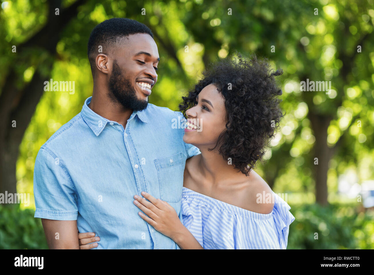 Black couple excité tout en collage walking in park Banque D'Images