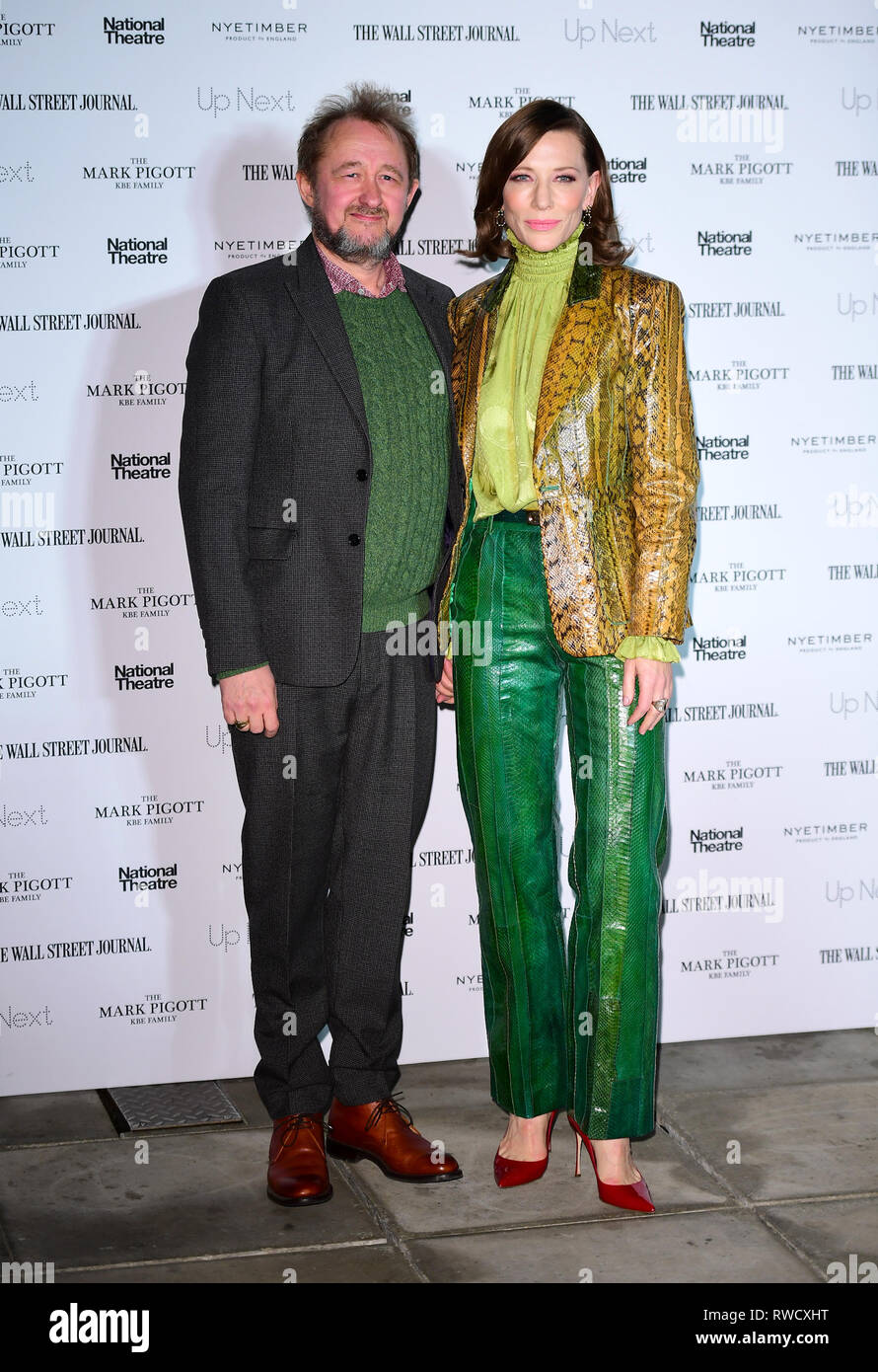 Cate Blanchett et son mari Andrew Upton participant à la suivant gala tenu au Théâtre National, South Bank, Londres. Banque D'Images