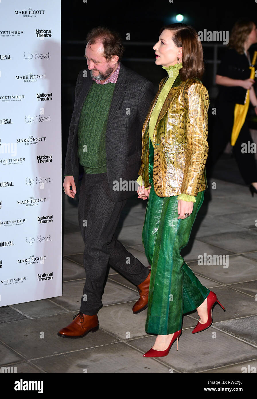 Cate Blanchett et son mari Andrew Upton participant à la suivant gala tenu au Théâtre National, South Bank, Londres. Banque D'Images