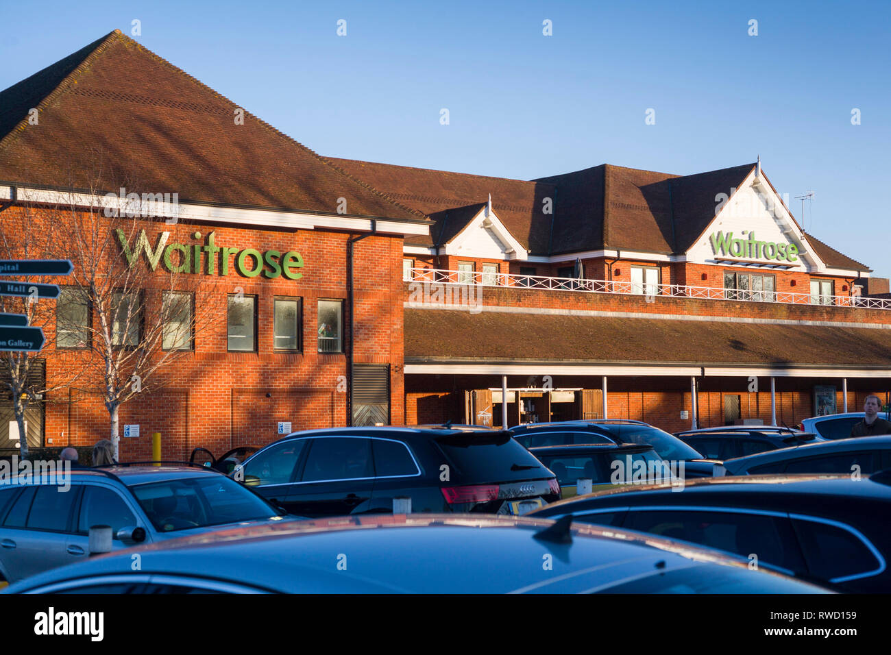 Le supermarché Waitrose avec des voitures en stationnement à Henley-on-Thames, Oxfordshire. Banque D'Images