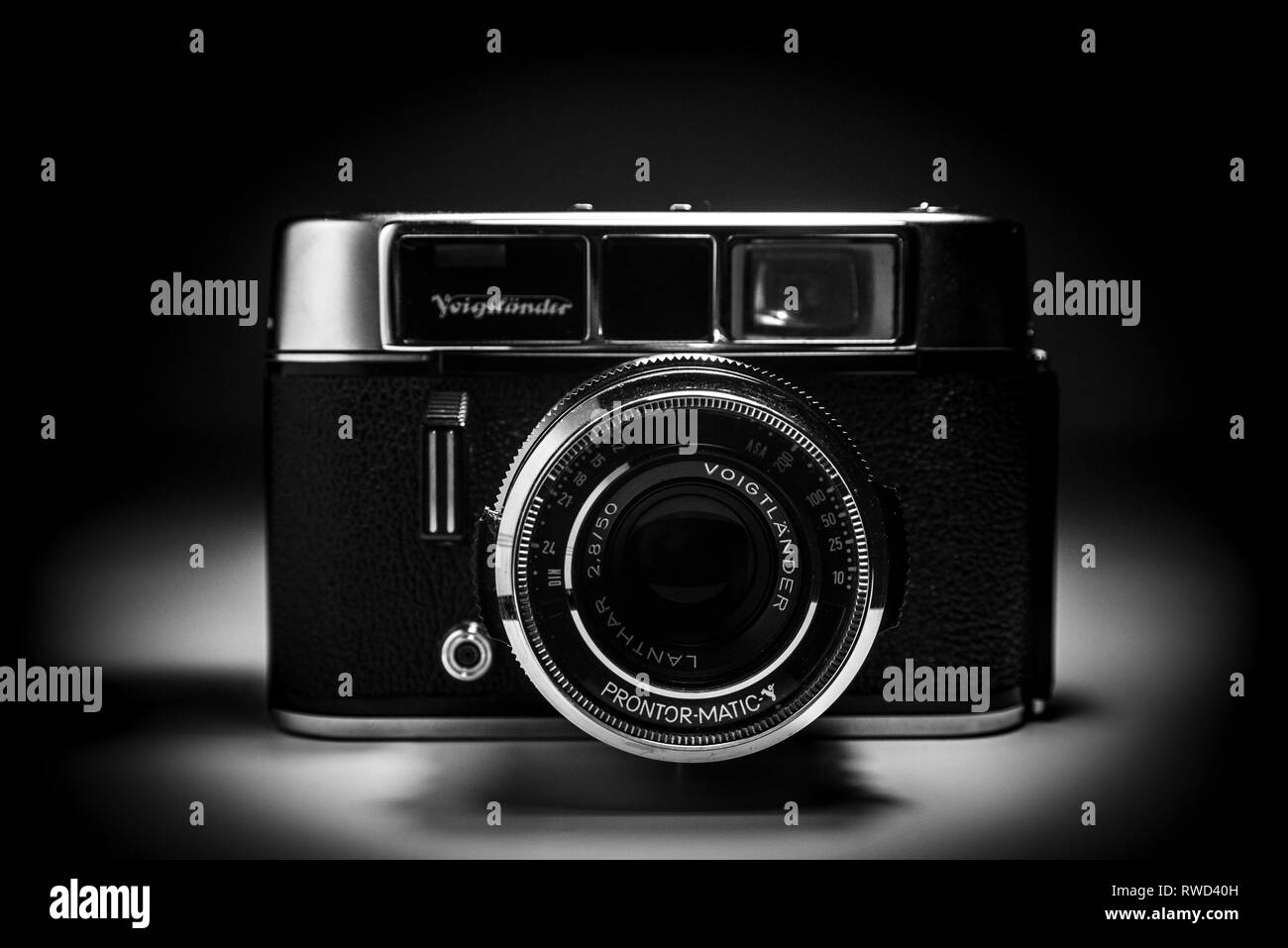 Un appareil photo Voigtländer de temps anciens. Caméra analogique en noir et blanc. Banque D'Images