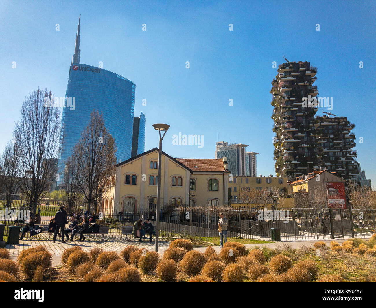 Vue de la tour et l'Unicredit Forêt verticale (bosco verticale) vu du Parco degli Alberi. Milan Italie Banque D'Images