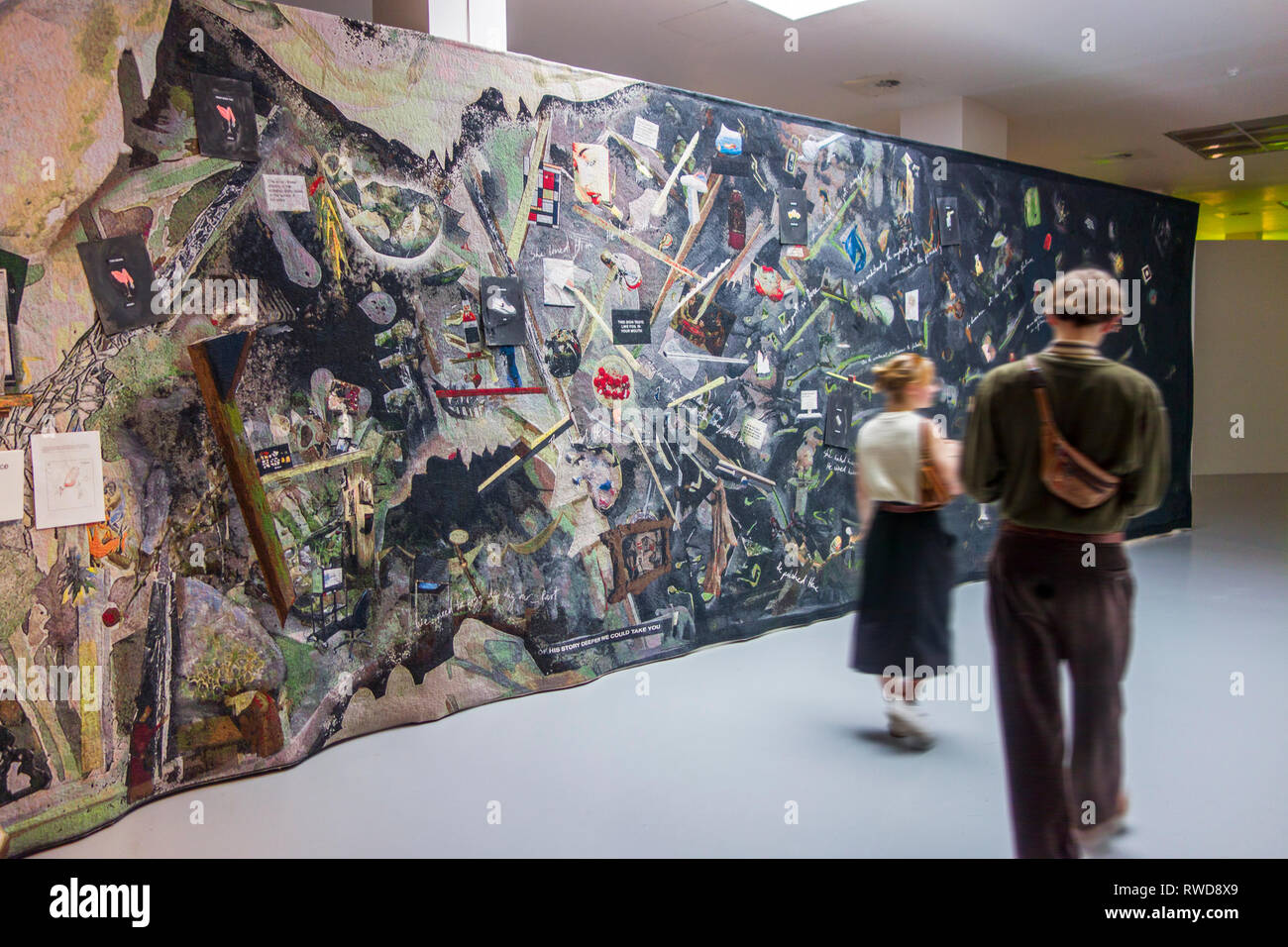 Les visiteurs qui cherchent à l'art moderne dans le MuHKA / Museum van Hedendaagse Kunst / Musée d'art contemporain de la ville d'Anvers, Belgique Banque D'Images