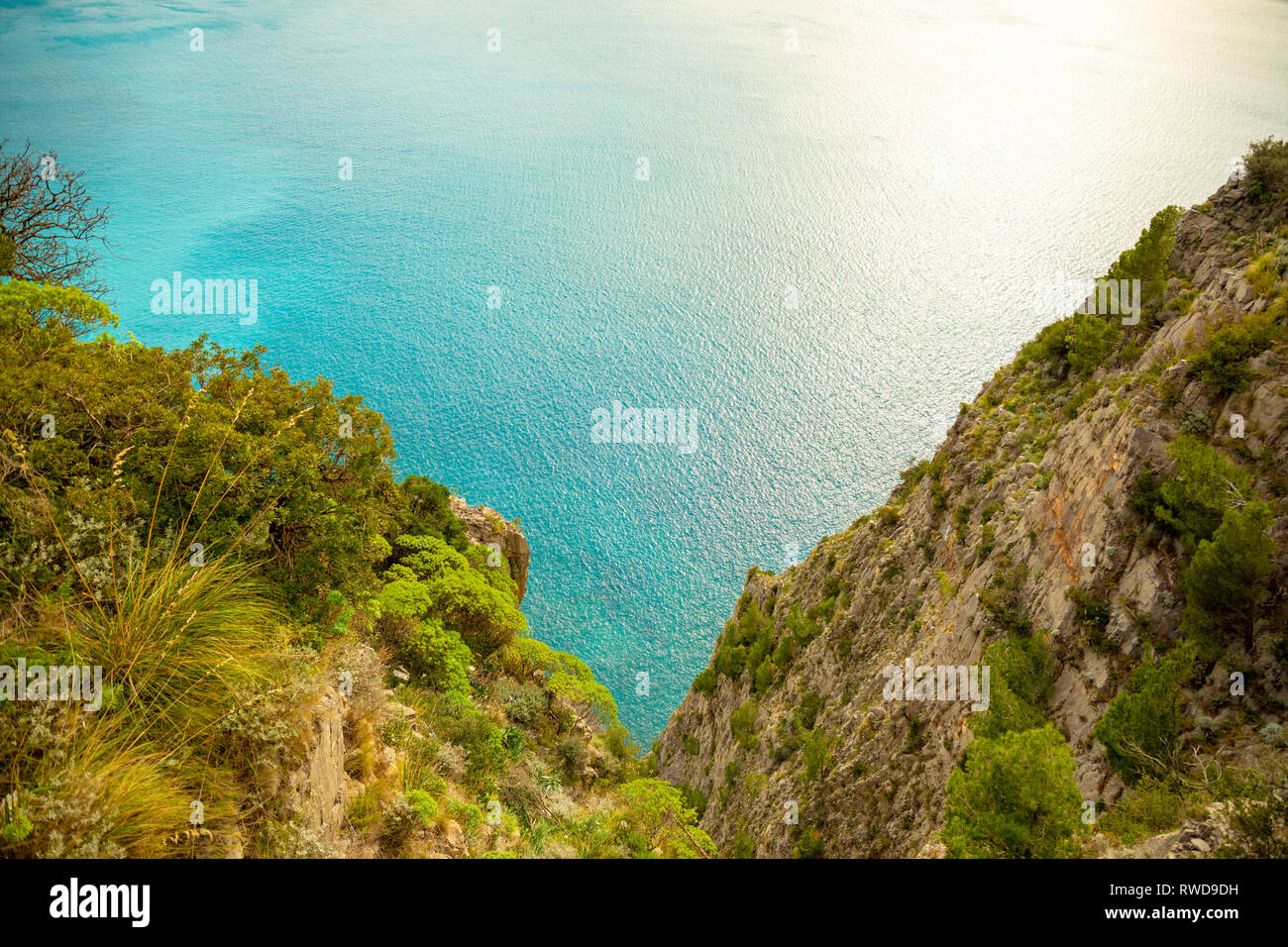 Vue sur la mer turquoise de l'eau dans un ravin à partir de la route de montagne avec vue sur la mer près de Maratea, Basilicate, Italie Banque D'Images