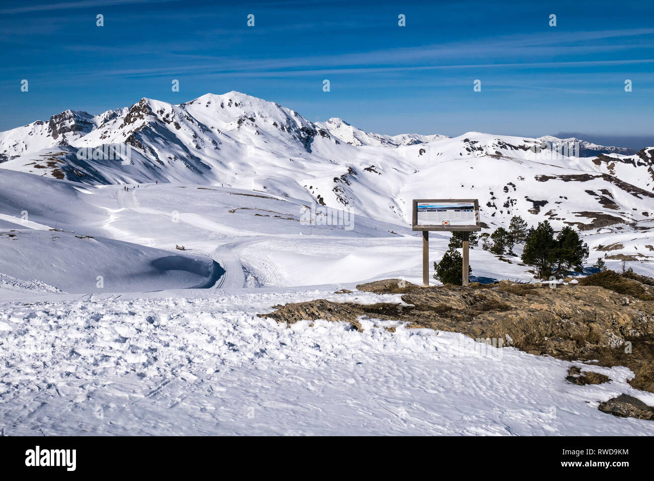 Point de vue panoramique sur les pistes de ski de fond et le pic de Belagua, Lakora Banque D'Images