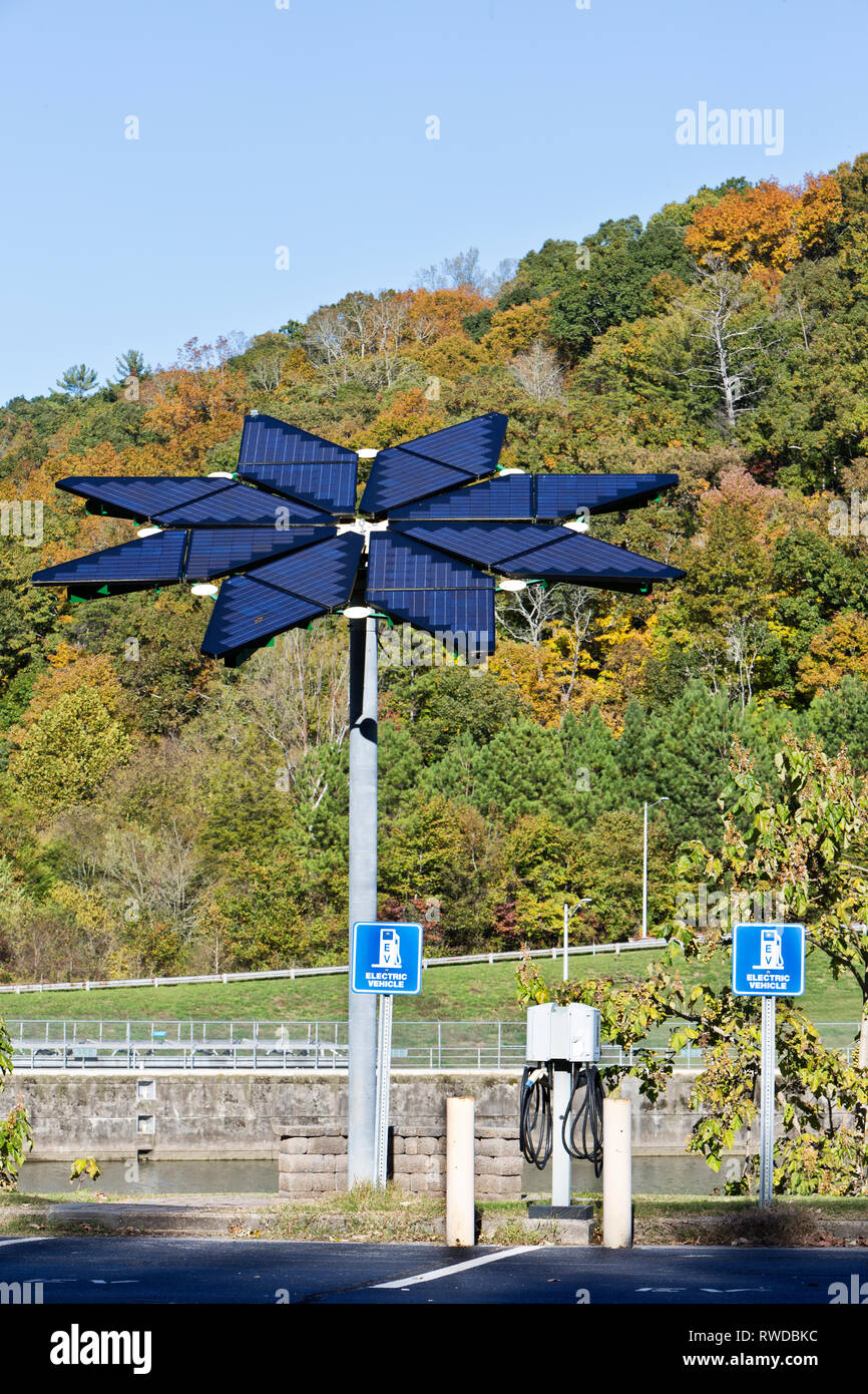 Station de recharge de véhicules électriques, panneaux solaires, identifiés comme 'Solar Flair' voltaïque, 17 pi. de diamètre, pesant environ 1200 livres. Banque D'Images