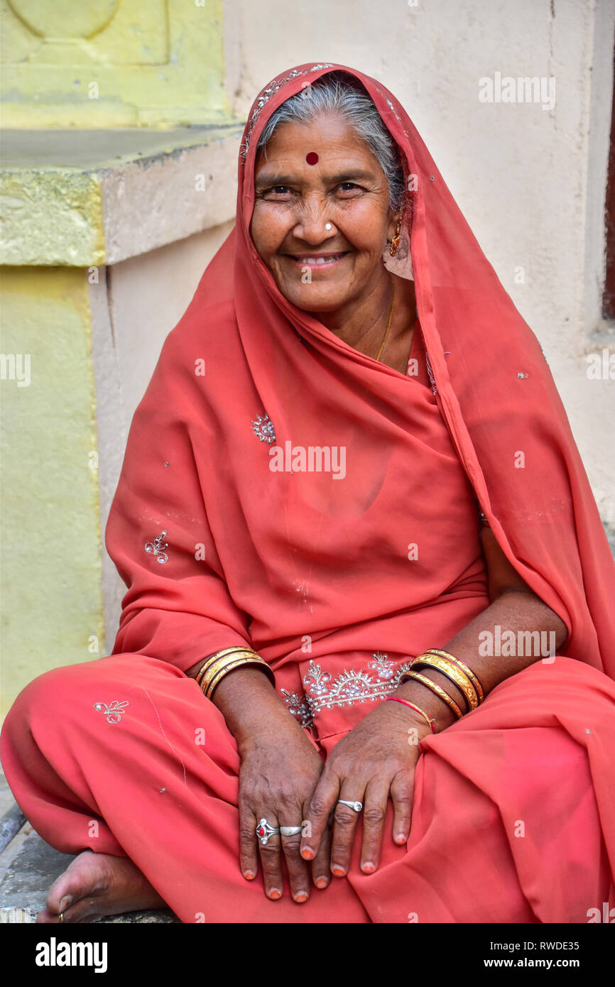 Dame indienne, bijoux et vêtements traditionnels, Chittorgarh, Rajasthan, Inde Banque D'Images