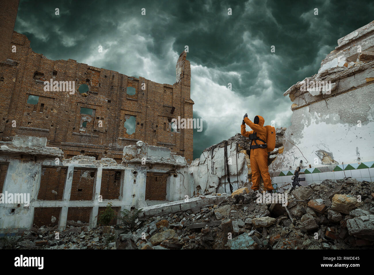 Post apocalypse chercheur scientifique sur les ruines d'une ville détruite. Banque D'Images