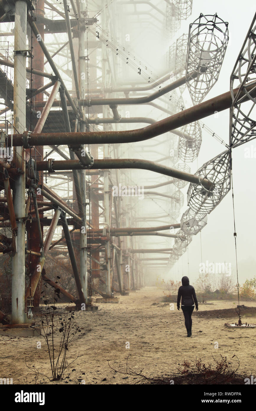 Personne explore l'abandonné Duga Radar, dans la zone d'exclusion de Tchernobyl Banque D'Images