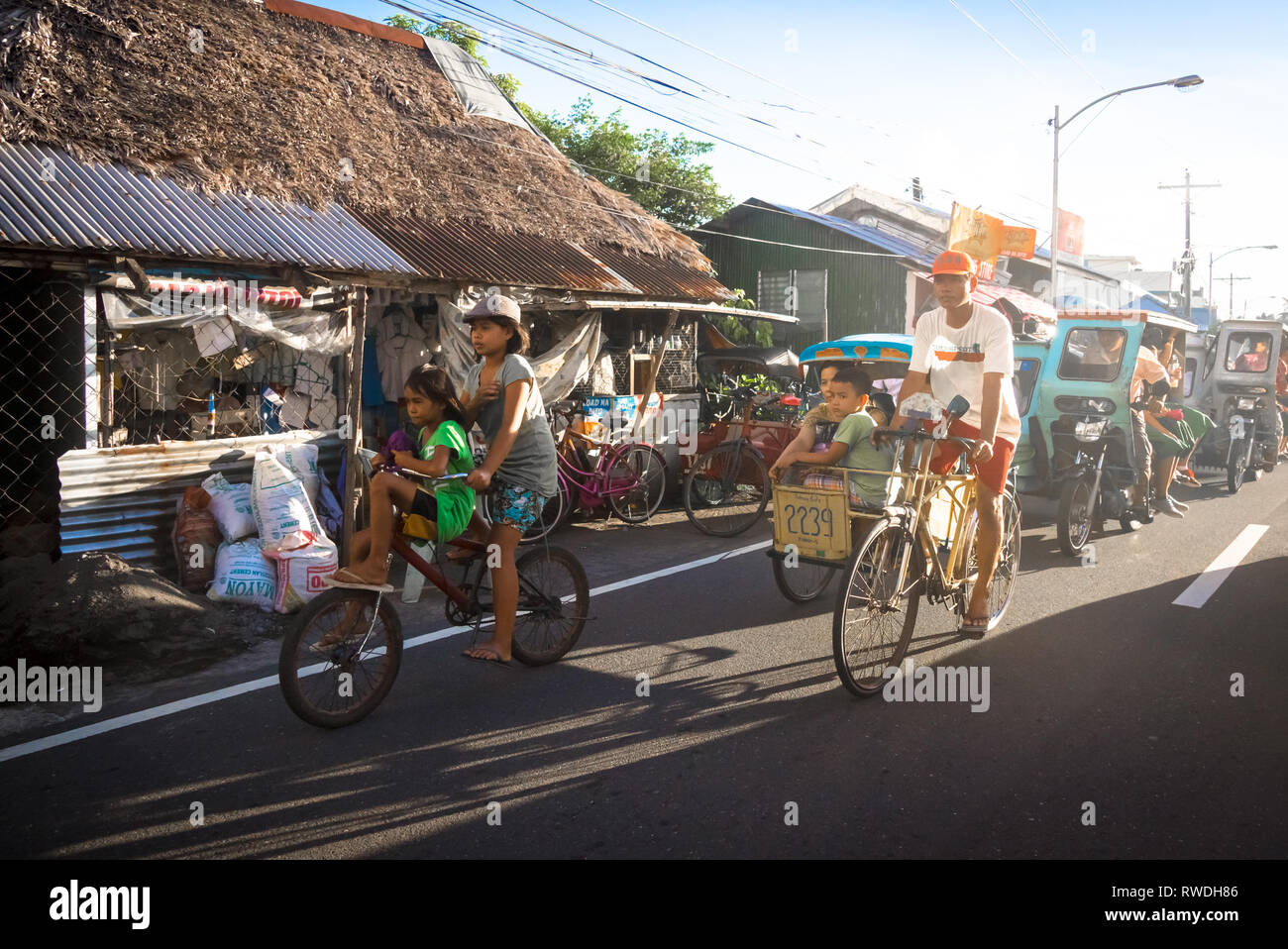 Pour faire du vélo avec cyclo Tricycle et la circulation sur les rues de Tabaco, Albay - Philippines Banque D'Images