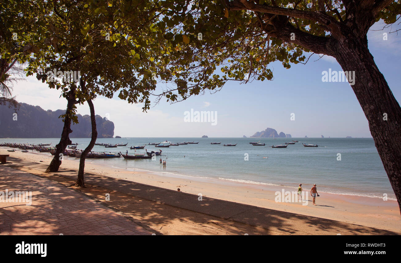 Bateaux à longue queue island hopping, Ao Nang, Krabi, Thaïlande, les touristes sur la plage Banque D'Images