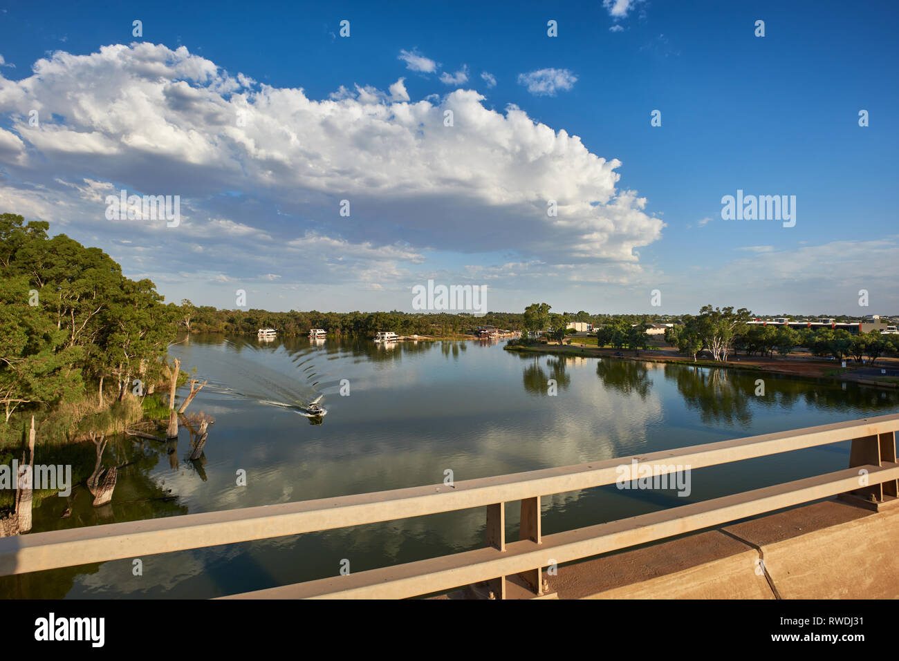 En regardant vers la Marina de l'aera, George Chaffey Bridge, Mildura, Australie. Banque D'Images