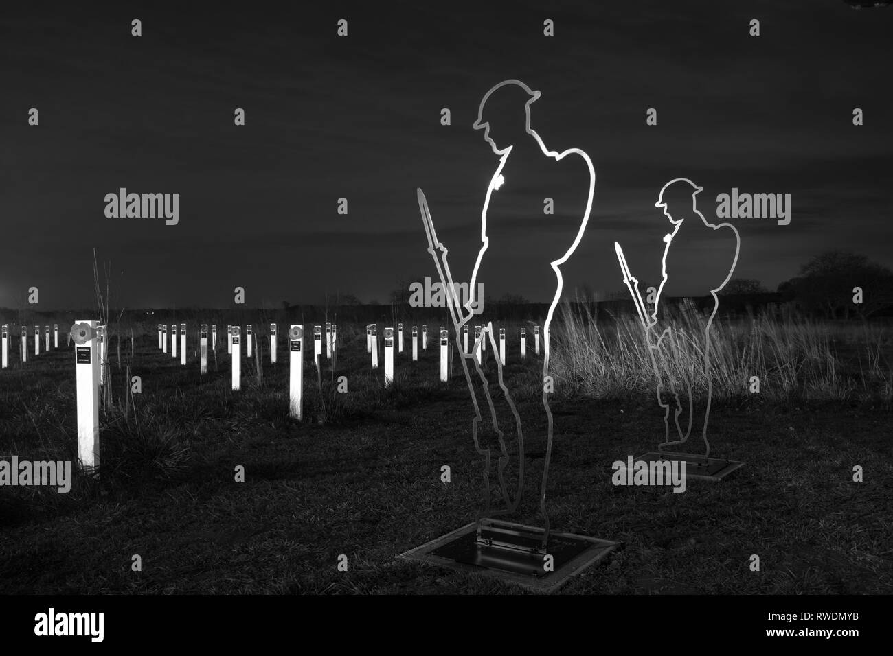 Il n'y a pas Mais Tommy silhouettes, qui sont une nouvelle addition à cheval de guerre à Mill Pond Meadow in Featherstone. Banque D'Images