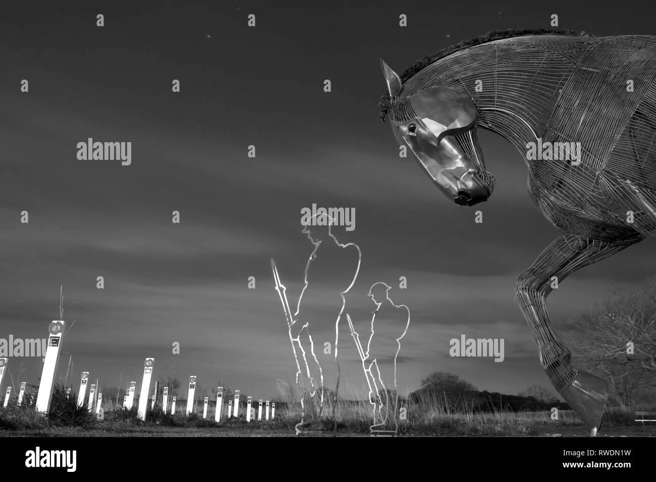 War Horse & le nouveau Tommy silhouettes qui sont situés à Mill Pond Meadow in Featherstone Banque D'Images
