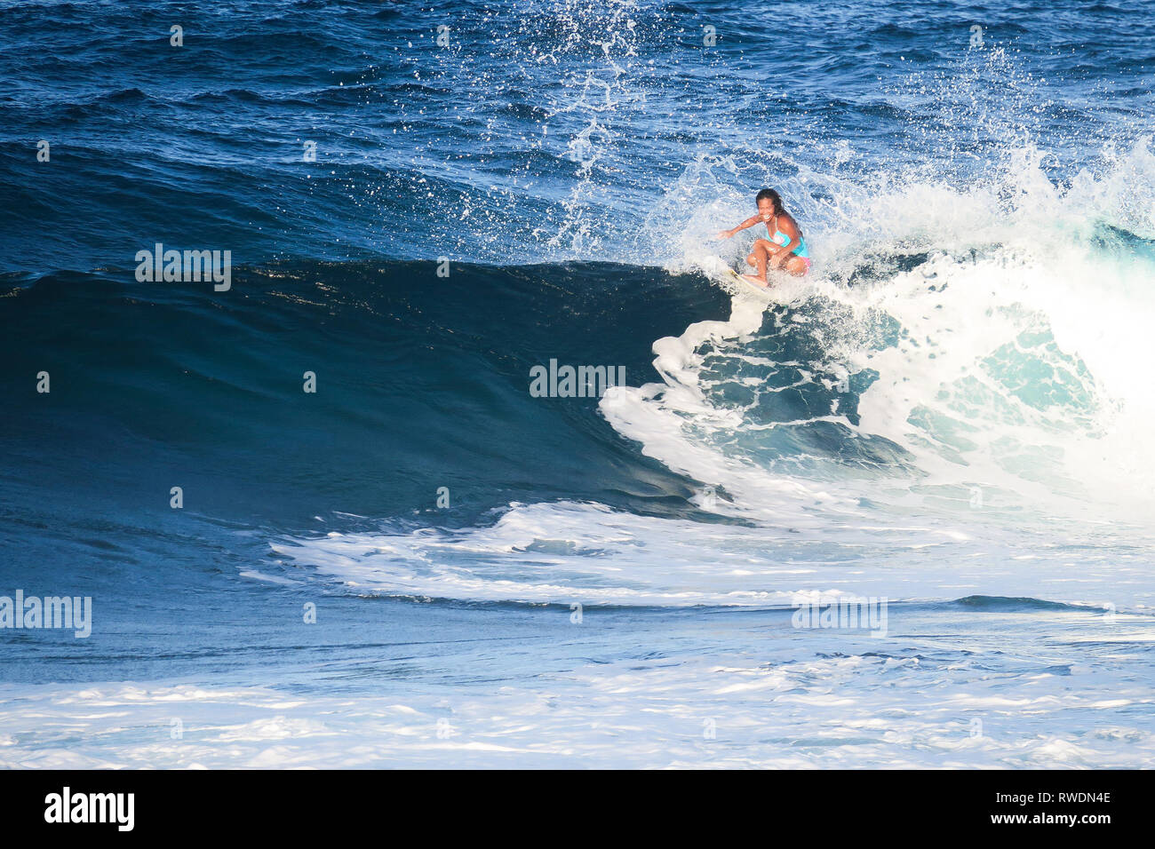 Équitation femme Surfer Haut de vague à Cloud 9 - Siargao, Philippines Banque D'Images