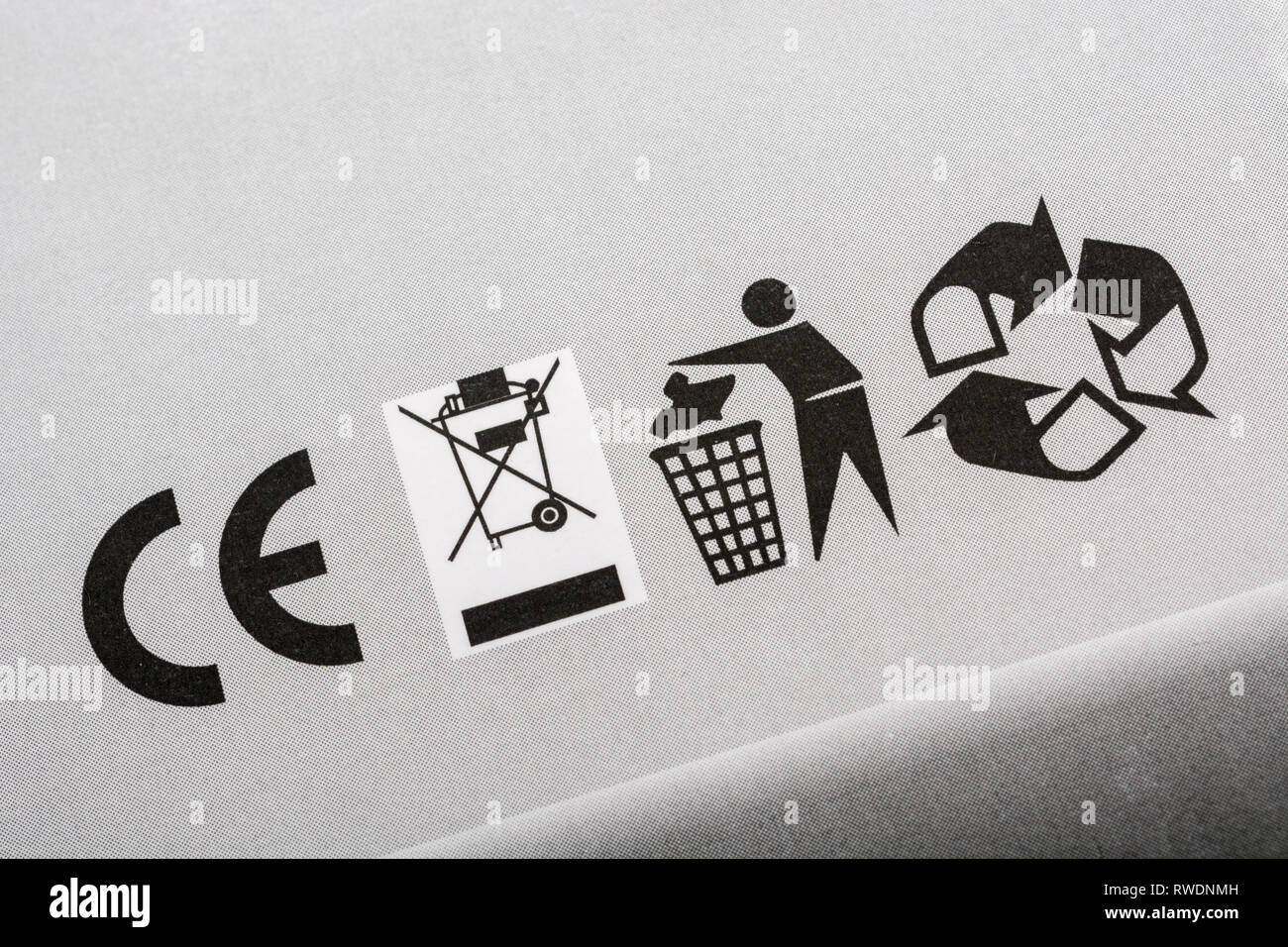 Symboles de recyclage - Mobius Loop, Tidyman, déchets électriques - sur une boîte de produits électriques. Symboles internationaux de recyclage, symbole de recyclage. Banque D'Images