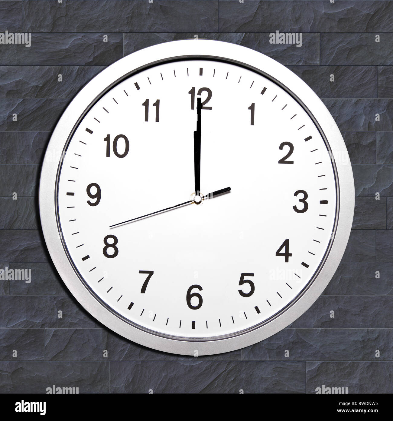 Réglage de l'horloge murale à midi ou 12 heures Banque D'Images