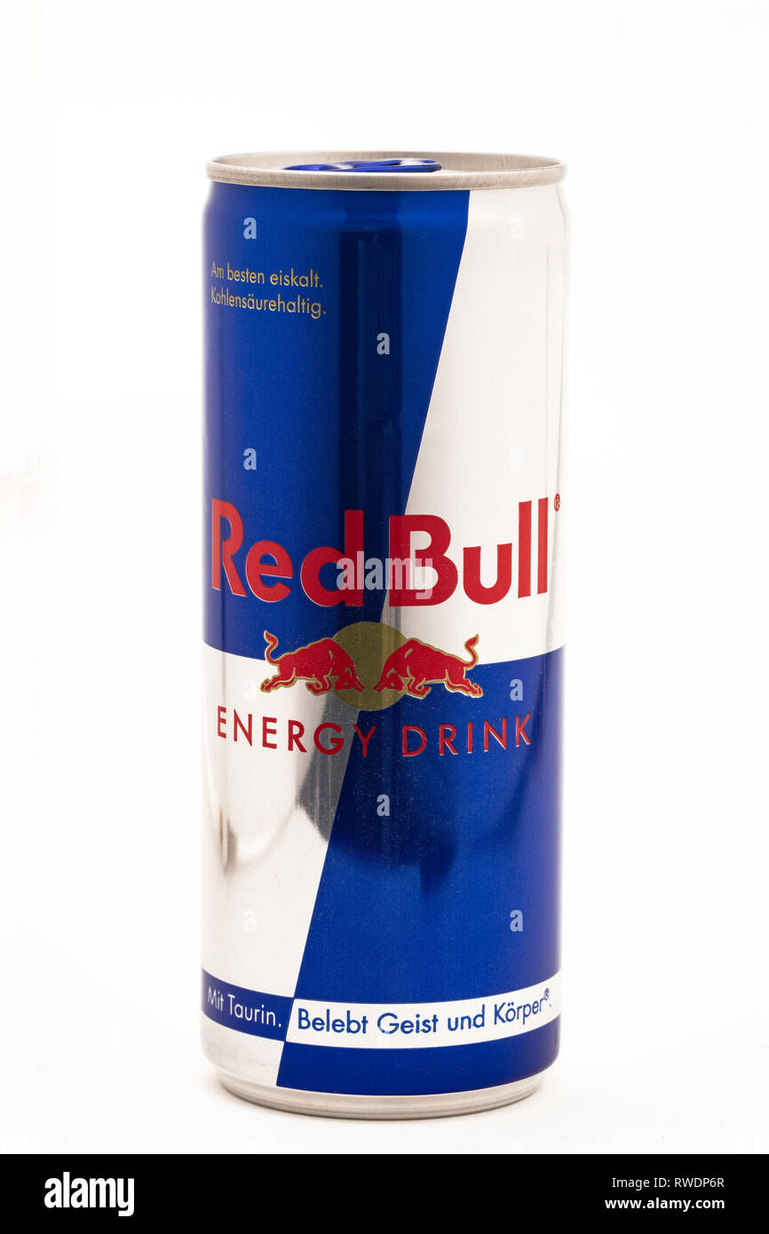 Site HUETTENBERG, ALLEMAGNE - le 19 juillet 2018 : Peut de Red Bull Energy  Drink sur fond blanc Photo Stock - Alamy