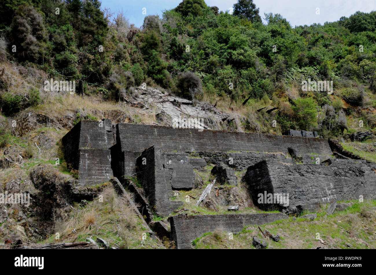 Reste de la batterie à Waiuta ville fantôme. La batterie a été utilisé pour broyer le minerai du 1908-37 lorsqu'il a été remplacé Banque D'Images