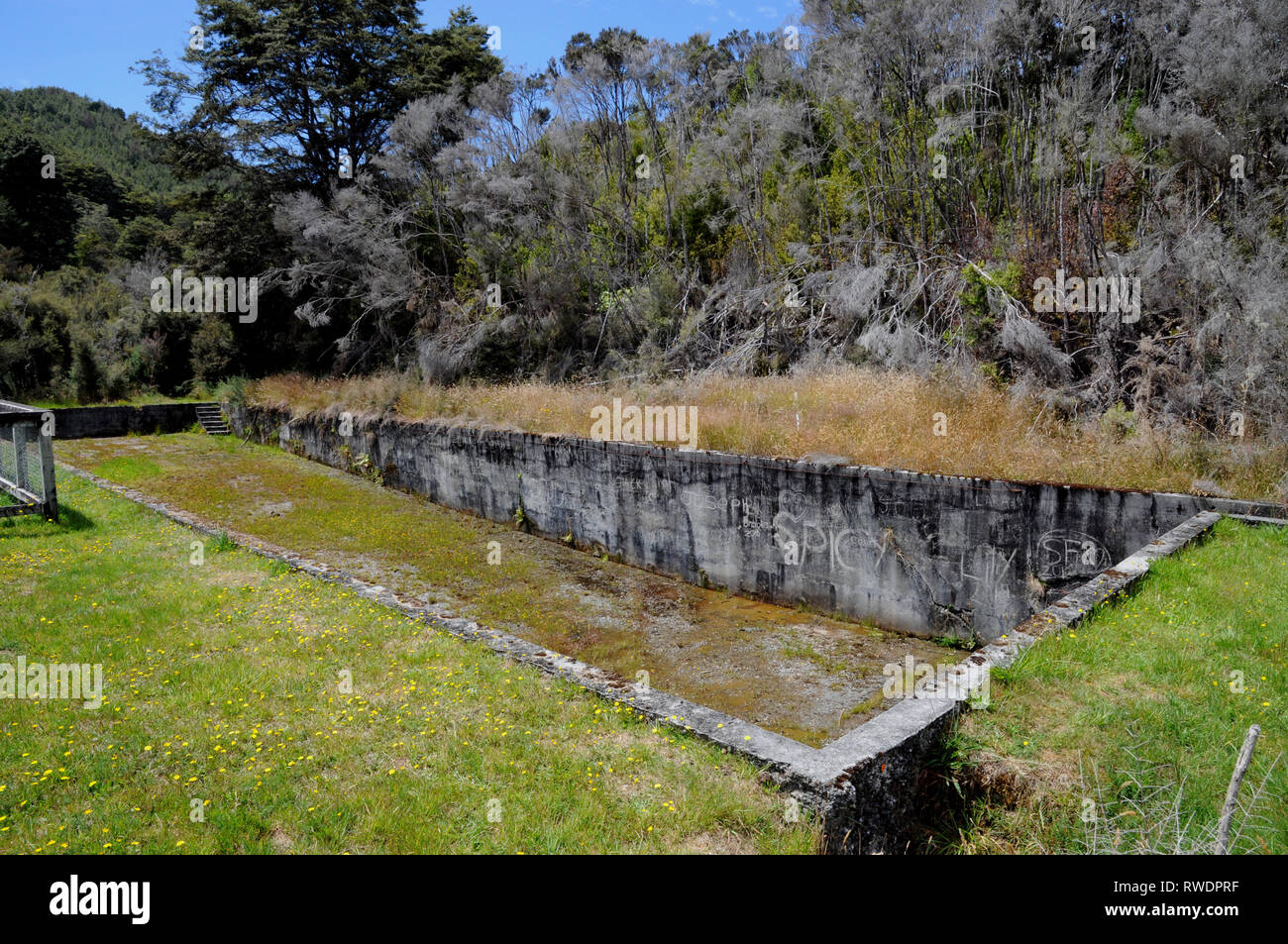 Les vestiges de l'ancien 'olympic' piscine dans la ville fantôme de Waiuta. L'ancienne ville minière est sur la côte ouest de l'île du Sud néos-zélandais Banque D'Images