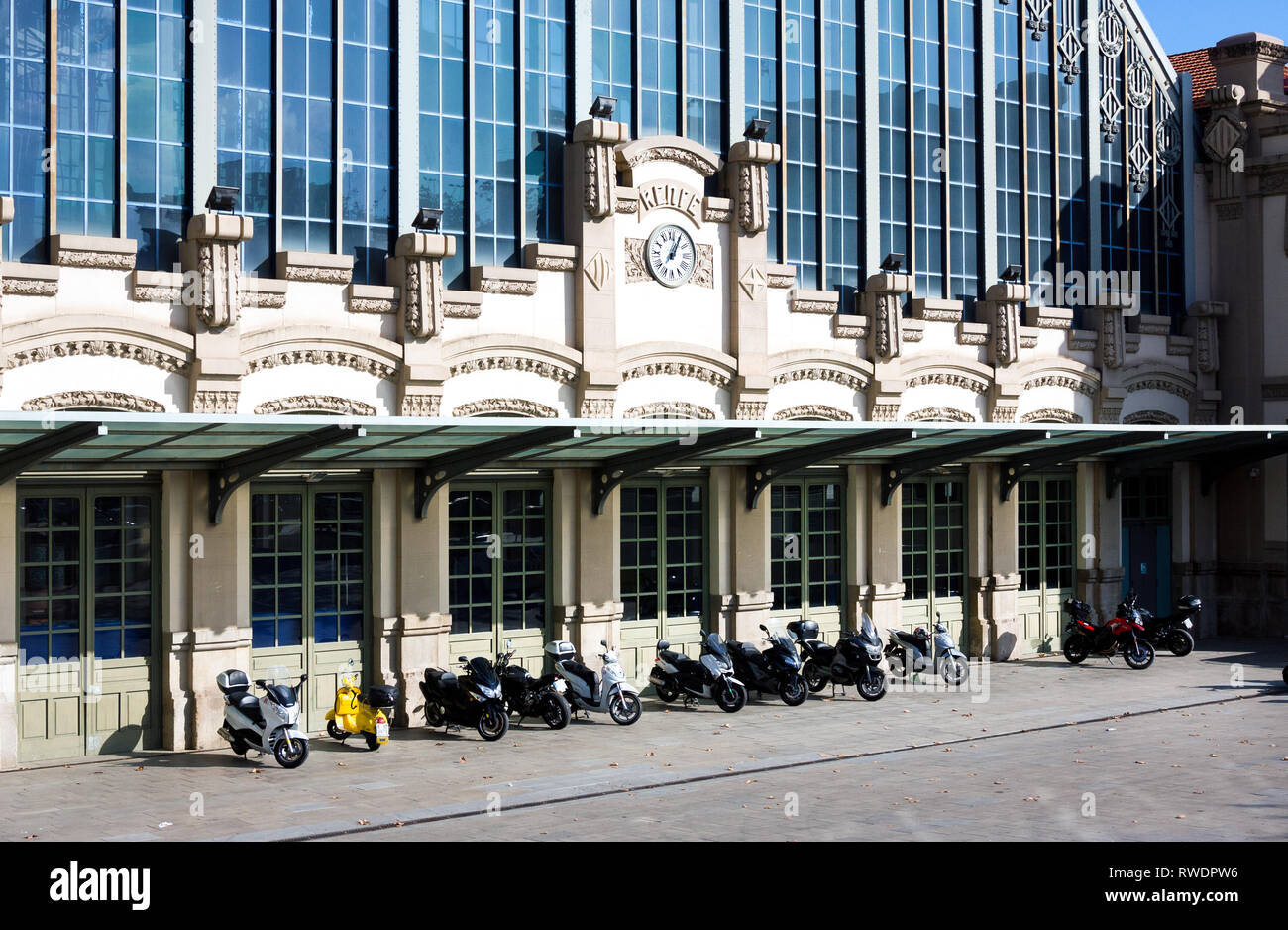 Barcelone, Espagne - 19 janvier 2019 : Gare Routière Estacio del Nord ('Barcelone Nord' ou 'Nord' Estacio) près de le monument à Barcelone Arc de Triomf Banque D'Images