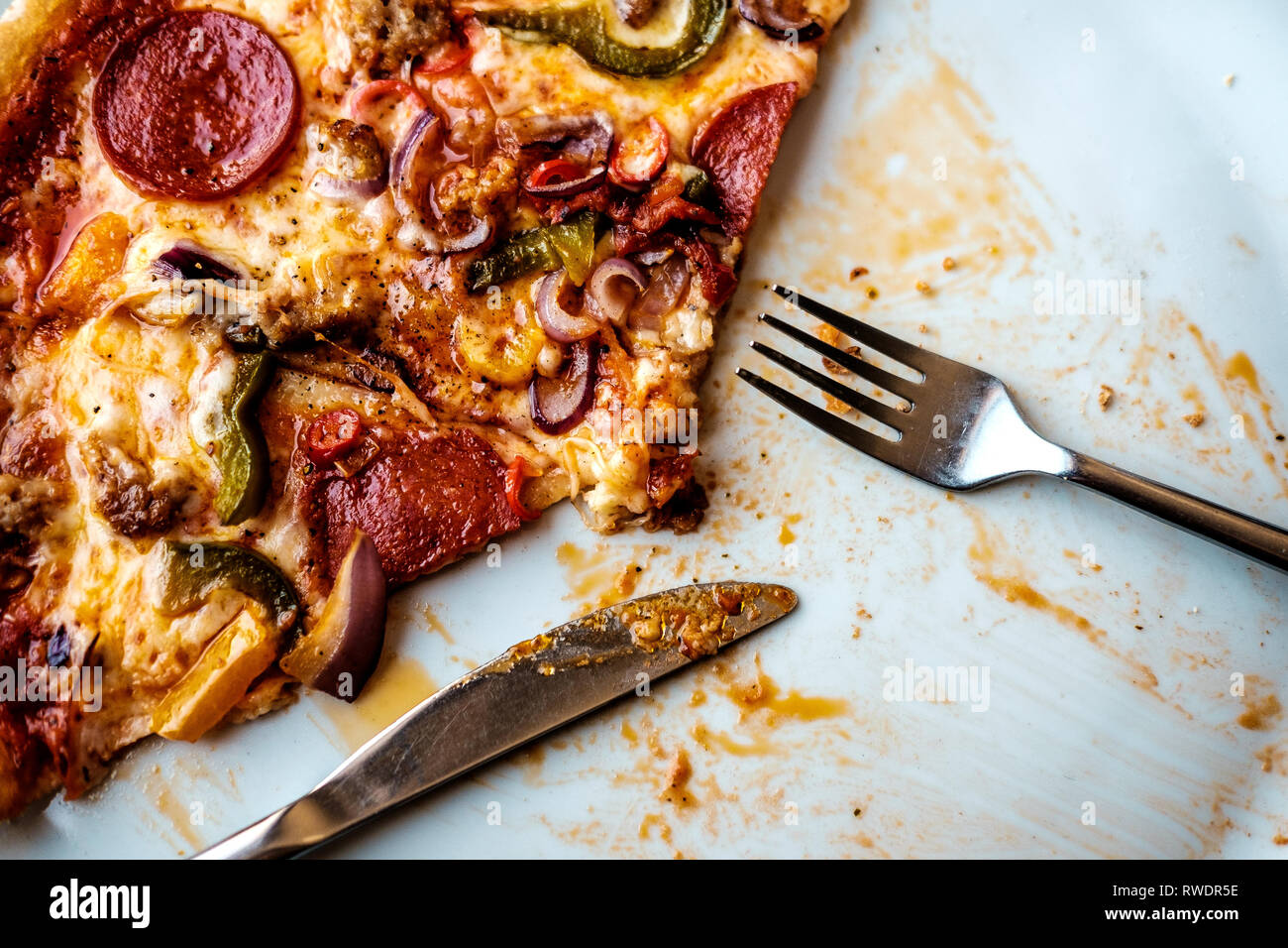 À moitié mangé Pizza au Pepperoni Banque D'Images