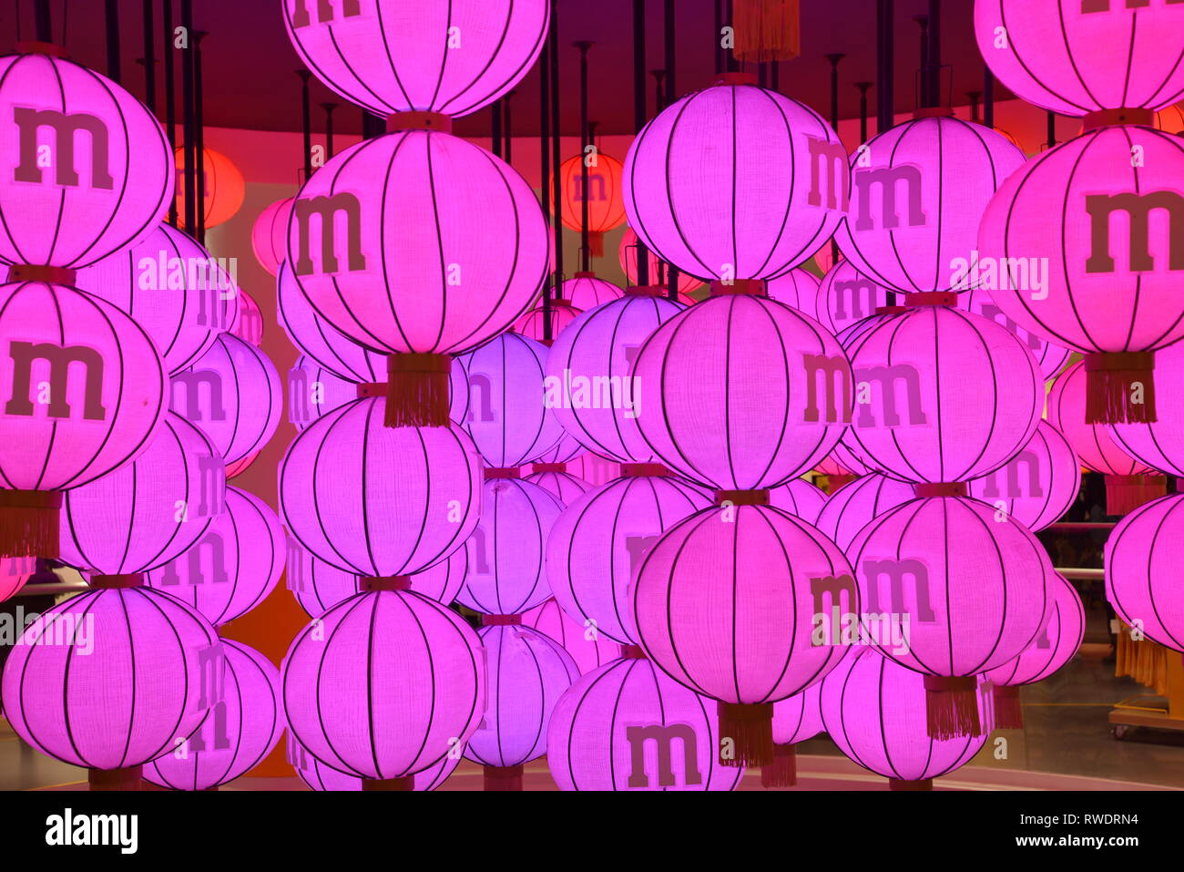 Lanterne chinoise traditionnelle dans M&M'S store à Shanghai, Chine Banque D'Images
