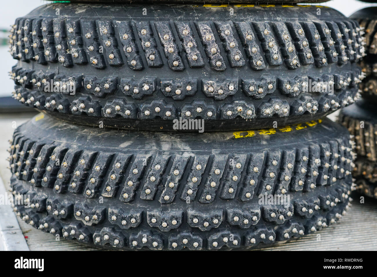 Groupe de pneus neige cloutés pour le rallye pour utilisation en hiver  étapes rallye Photo Stock - Alamy