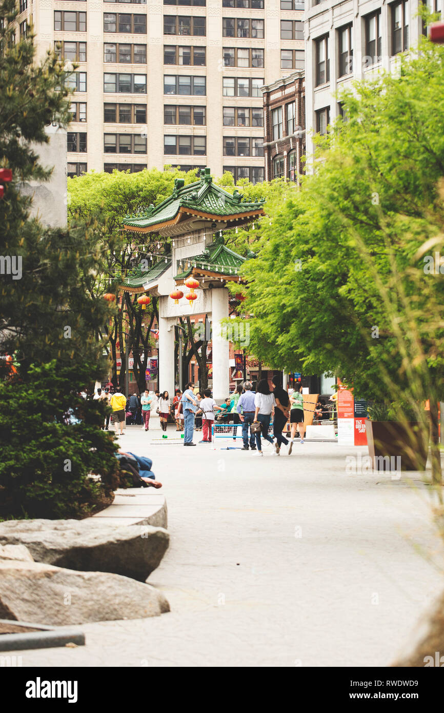 Une vue de la porte de Chinatown à partir de la Rose Kennedy Greenway Park Chinatown à Boston, Massachusetts, États-Unis. Banque D'Images