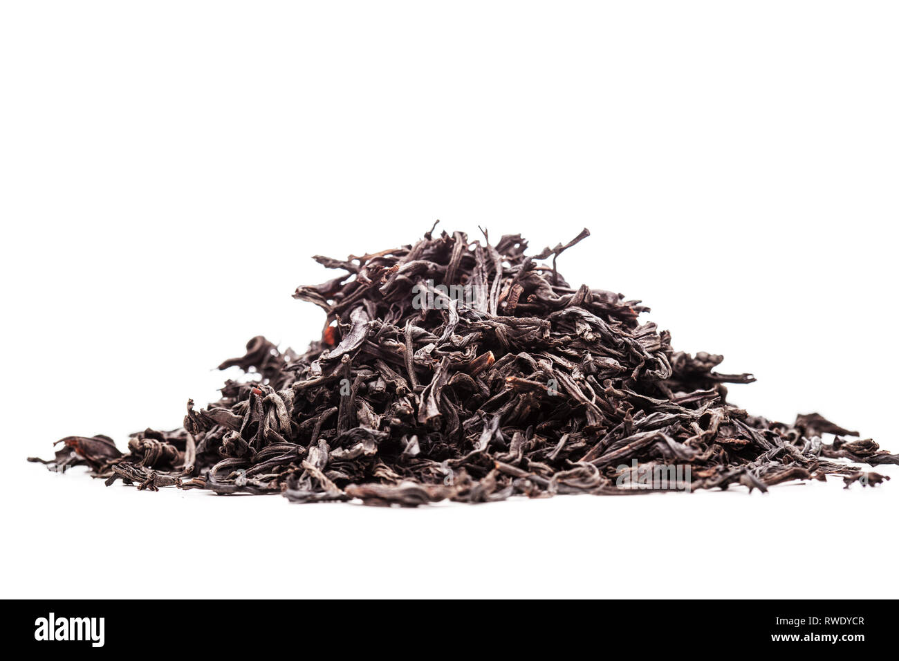 Pile de feuilles de thé noir contre blanc backgorund Banque D'Images